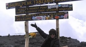 Писателка с токчета на връх Килиманджаро