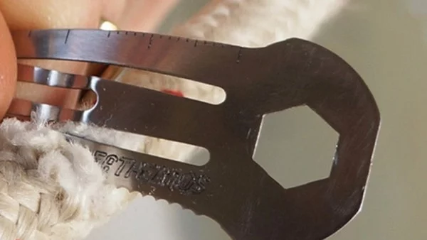 Шнола за коса като швейцарско ножче