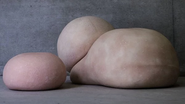 Мебели, имитиращи  човешка кожа