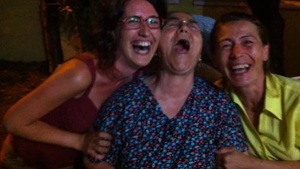 Забавляващи се туркини срещу забраната за смях 