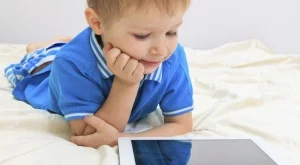 Таблетите и смартфоните  лишават децата  от сън   