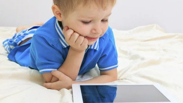 Таблетите и смартфоните  лишават децата  от сън   