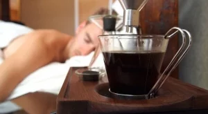 Будилник ви събужда с чаша кафе