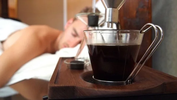 Будилник ви събужда с чаша кафе