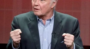 Бащата на Джоли гневен на  Крус и Бардем