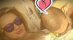 Лора Караджова показа наедрялото си коремче