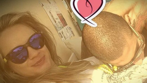 Лора Караджова показа наедрялото си коремче