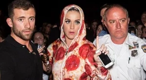 Кейти Пери много, ама много обича пица!