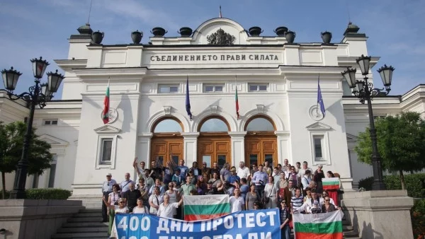 Лица от ДАНСwithme се снимаха пред парламента вместо депутатите