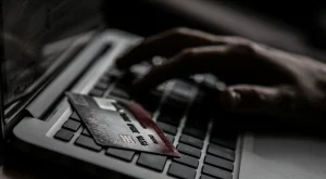 ЕП прие правила за по-малки такси по кредитни и дебитни карти