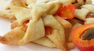 Бисквитени въртележки с домашно сладко от кайсии