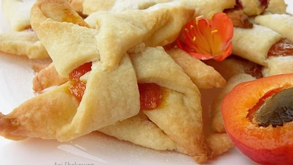 Бисквитени въртележки с домашно сладко от кайсии