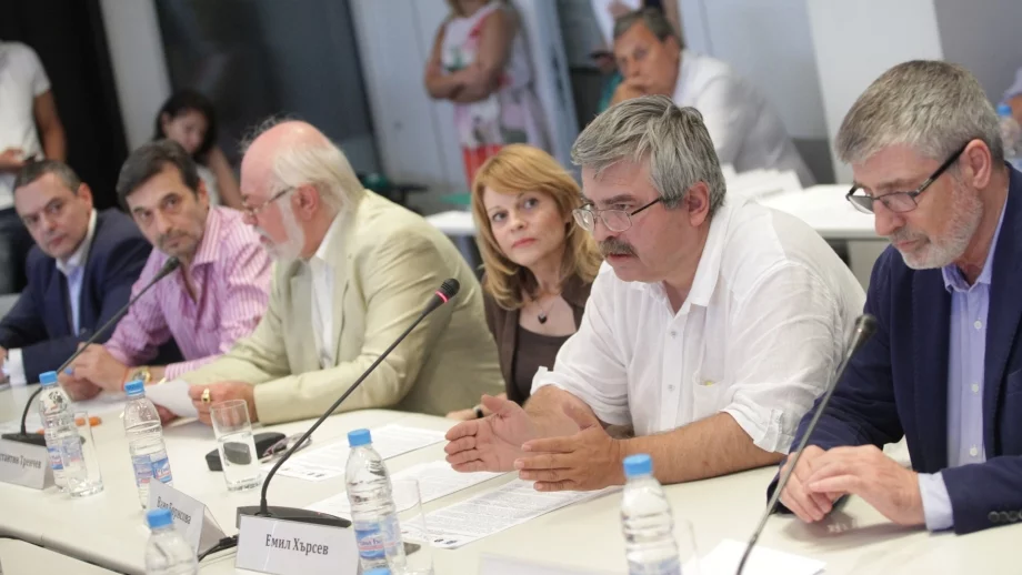 Заемът трябваше да се обсъди още с приемането на бюджета, смятат експерти