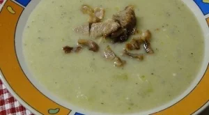 Крем супа от тиквички със синьо сирене и пуешки крутони