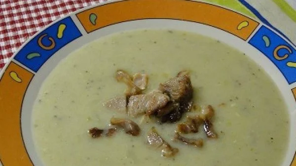 Крем супа от тиквички със синьо сирене и пуешки крутони