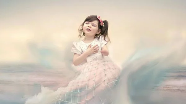 Въздействащи снимки на едноръко момиченце