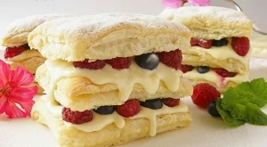 Сладкиш "Наполеон" с горски плодове