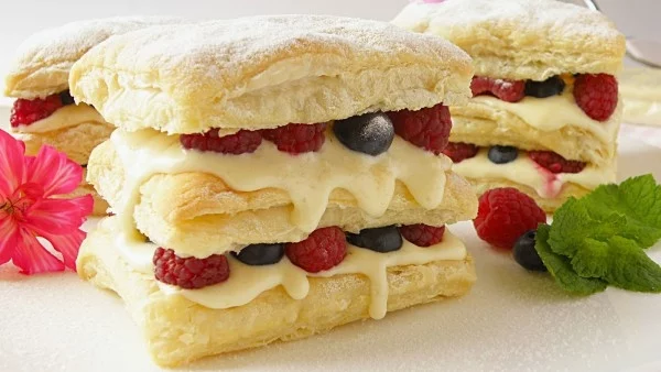 Сладкиш "Наполеон" с горски плодове