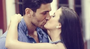 Първата целувка определя бъдещето  на връзката