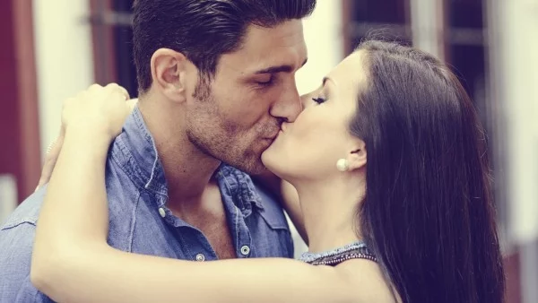 Първата целувка определя бъдещето  на връзката