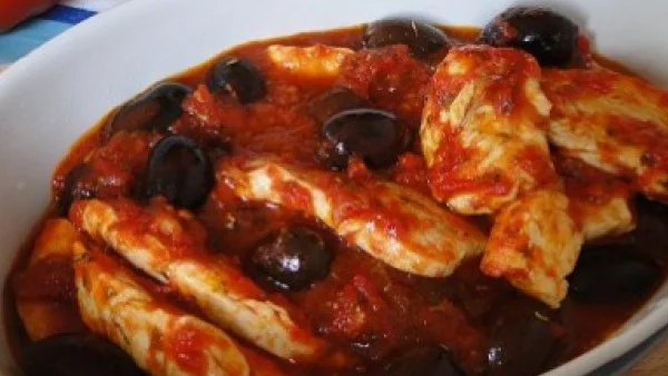 Пилешко с домати и маслини