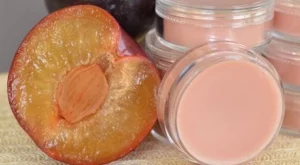 Домашен балсам за устни със сливи и кокос