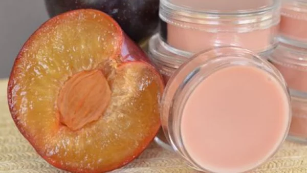 Домашен балсам за устни със сливи и кокос