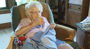 99-годишна жена шие рокли за бедни деца