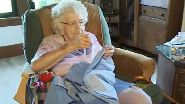 99-годишна жена шие рокли за бедни деца