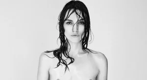 Кийра Найтли показа гола гръд