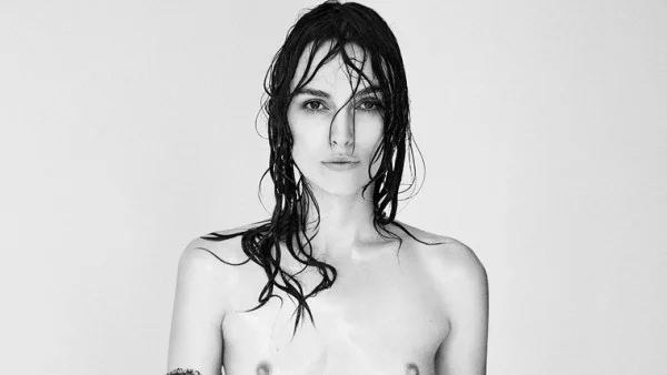 Кийра Найтли показа гола гръд