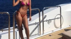 Риана разпуска на яхта