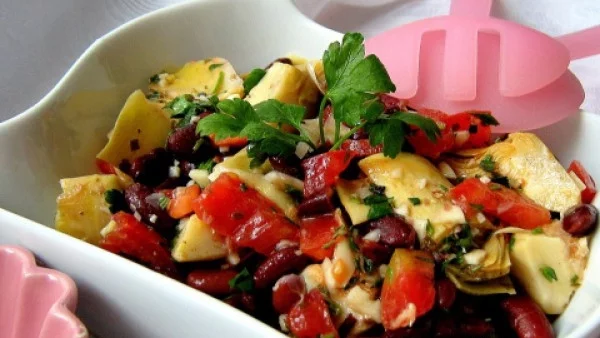 Салата с червен боб и артишок