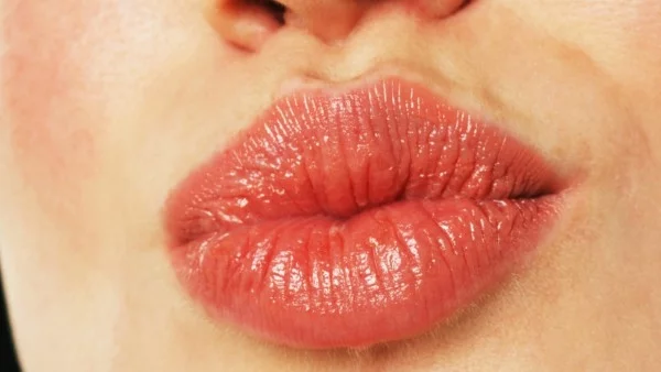 Сочни устни само за 5 минути (видео)