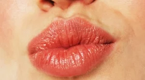 Кажете сбогом на напуканите устни с този скраб