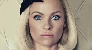 Памела Андерсън като примерна ученичка