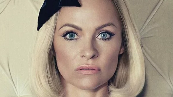 Памела Андерсън като примерна ученичка