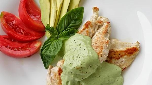 Пилешко със сос от авокадо