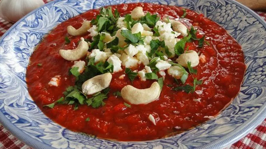 Тази лятна крем супа от чушки и домати е хит в мрежата