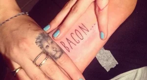 Кара Делевин си татуира "бекон"