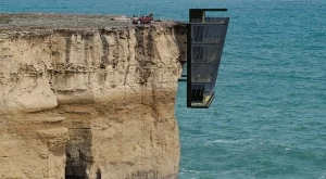 Къща, висяща от скала