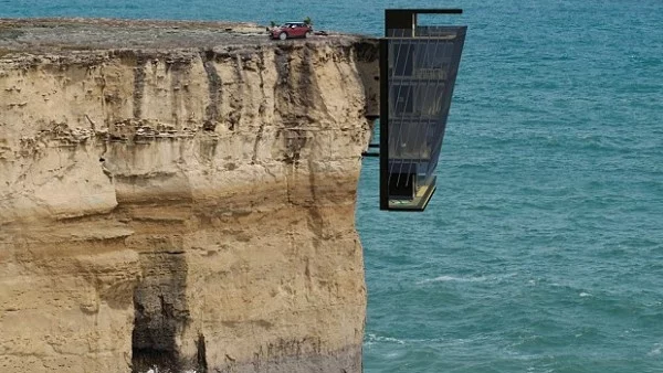 Къща, висяща от скала