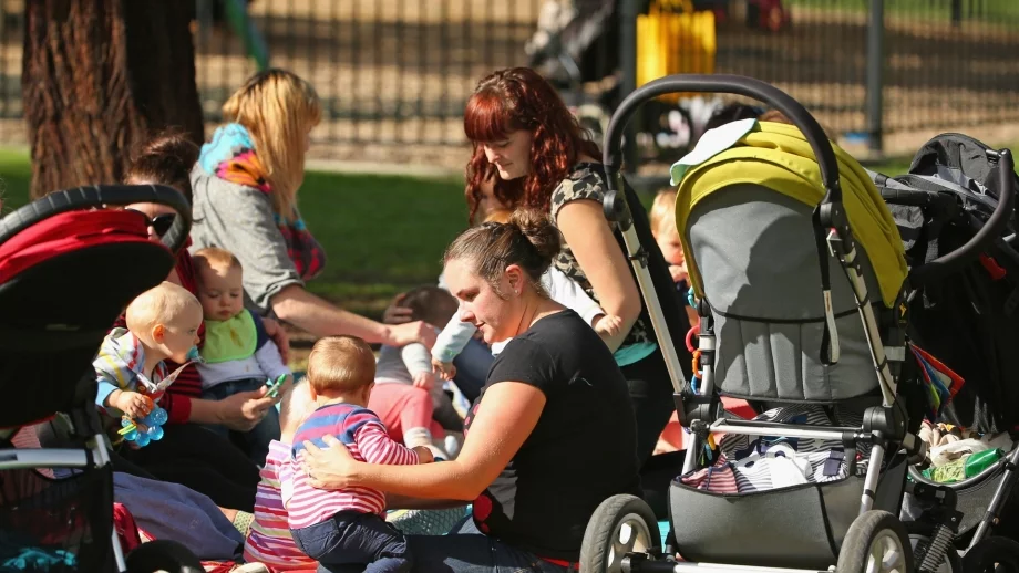 Намаляват семействата, получаващи детски и социални помощи