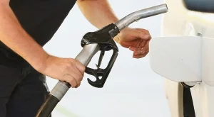 Горивата у нас поевтиняха рекордно 