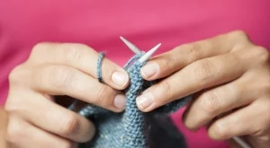 Доброволци плетат в помощ на бездомници