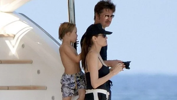 Анджелина и Брад разпускат на яхта