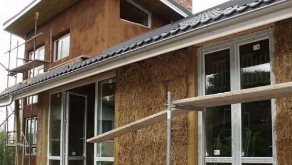 Къща от слама строят край Перник