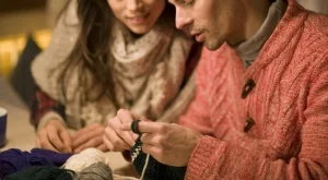 Мъже плетат с благотворителна цел