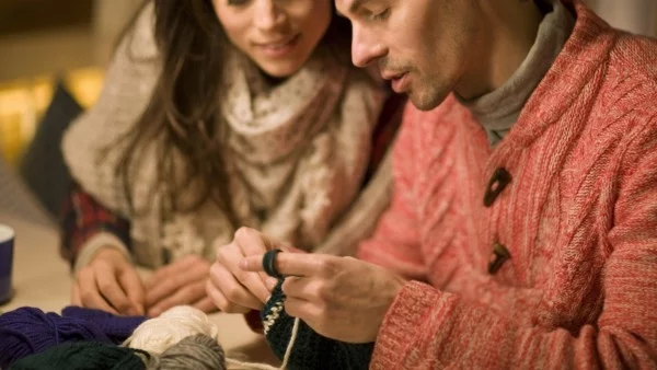 Мъже плетат с благотворителна цел