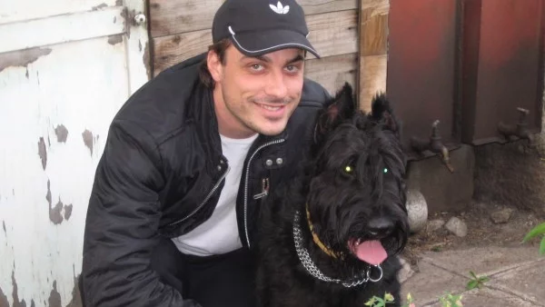 Владо Карамазов търси любима на кучето си